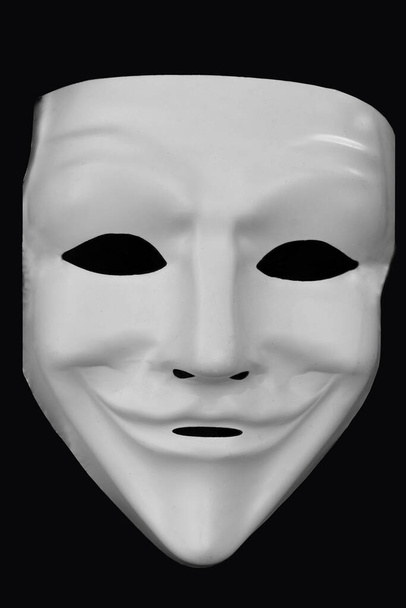 Maschera bianca anonima isolata su sfondo nero. - Foto, immagini