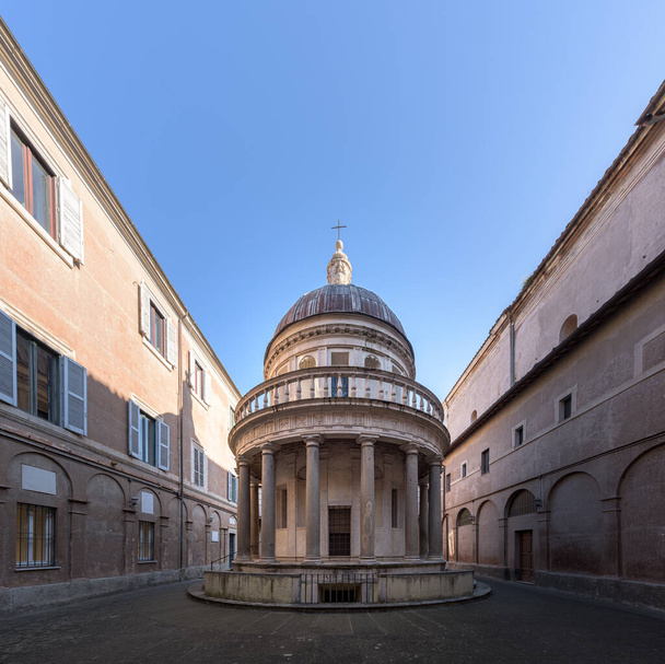 Rome, Italië - 23 jan 2020: Bramante 's Tempietto in San Pietro in Montorio wordt gezien als de uitvinding van de Italiaanse renaissance, in Rome, Italië - Foto, afbeelding