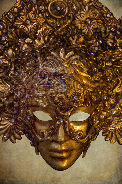 Masque vénitien traditionnel dans les rues de Venise, Italie, isolé sur fond coloré. - Photo, image