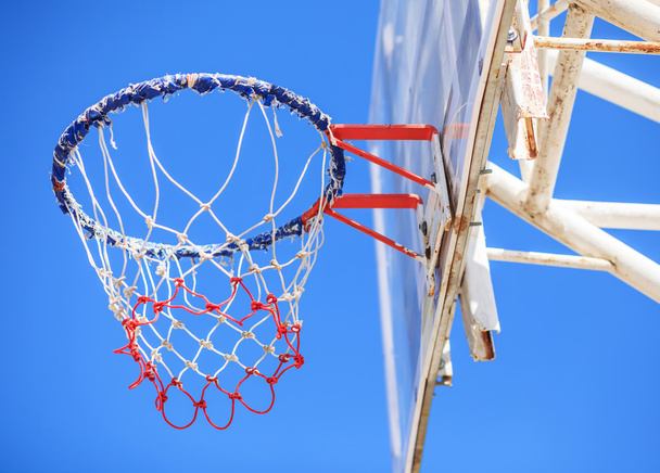 Koszykówka obręcz i koszykiem z liści, sport tło. - Zdjęcie, obraz