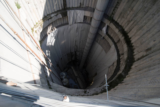 construcción de un túnel ferroviario, ampliación del transporte público
 - Foto, imagen