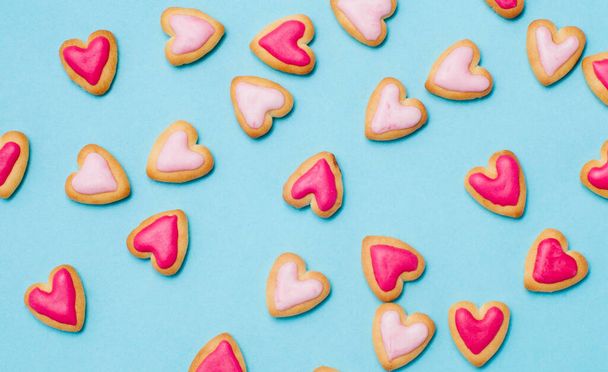 Cookies de forma de coração para Dia dos Namorados no fundo azul
 - Foto, Imagem