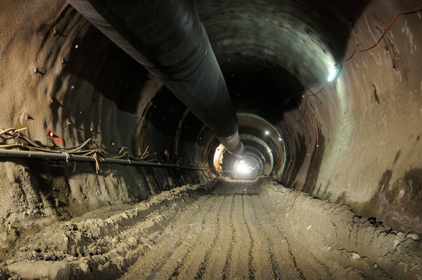 wewnątrz budowy tunelu kolejowego, rozbudowa transportu publicznego - Zdjęcie, obraz
