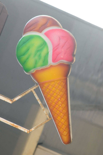 fagylaltfelirat tobozzal és zöld, piros és barna golyóval - Fotó, kép