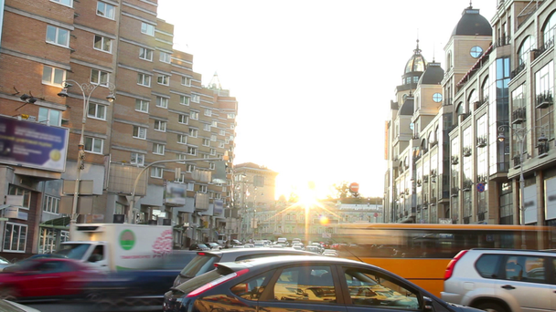 timelapse αυτοκίνητα κινούνται σε κυκλοφοριακή συμφόρηση της πόλης - Πλάνα, βίντεο