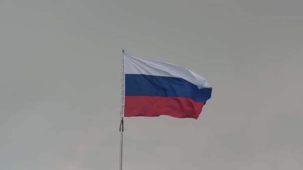 Venäjän lippu pilvistä taivasta vastaan - Materiaali, video