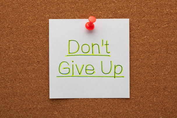 Don`t give up handwritten note pinned on cork board. Motivation phrase. - Foto, Bild