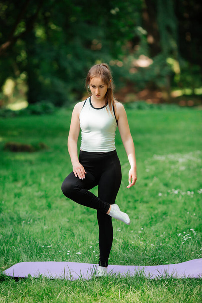 healthy lifestyle, girl playing sports,. She is in sportswear - Fotografie, Obrázek