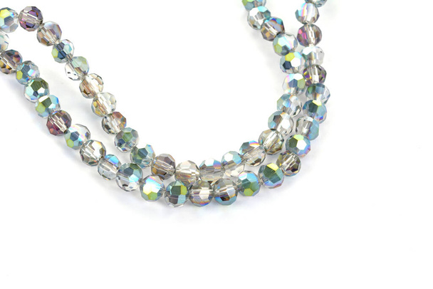 Hermoso color gris plata Glass Sparkle Crystal Isoalted Beads sobre fondo blanco. Uso para joyería de cuentas de bricolaje
 - Foto, imagen