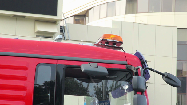 トラック車の上に緊急のオレンジ色のライト - 映像、動画