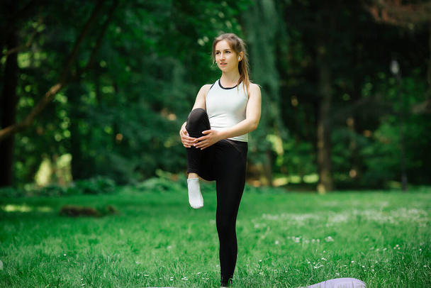 A young woman is engaged in sports, a healthy lifestyle, - Foto, immagini