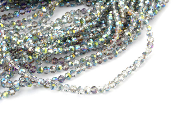 Hermoso color gris plata Glass Sparkle Crystal Isoalted Beads sobre fondo blanco. Uso para joyería de cuentas de bricolaje
 - Foto, imagen