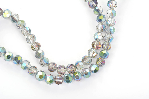 Mooie kleur zilver grijs glas Sparkle Crystal Isoalted kralen op witte achtergrond. Gebruik voor diy kralen sieraden - Foto, afbeelding