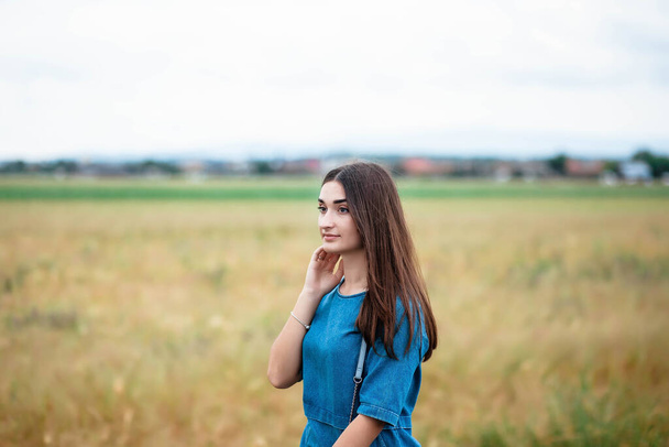 Retrato de una niña en un campo de trigo. Retrato de una hermosa niña en un campo de trigo
. - Foto, imagen