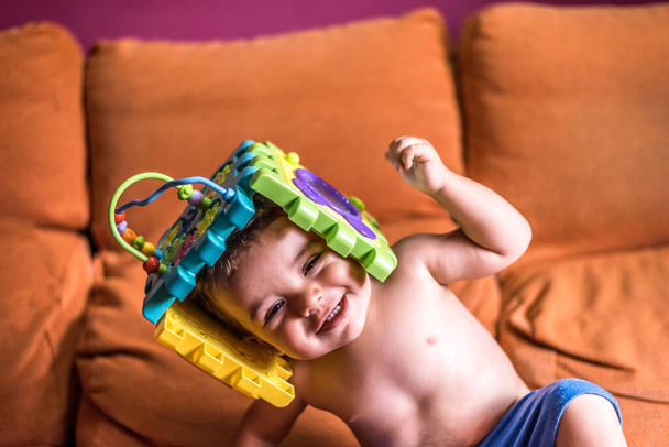 enfant jouant avec seau jouet comme un casque - Photo, image