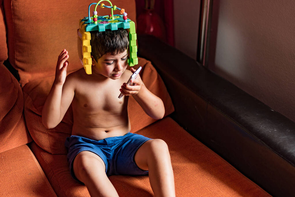 bambino che gioca con secchio giocattolo come un casco - Foto, immagini