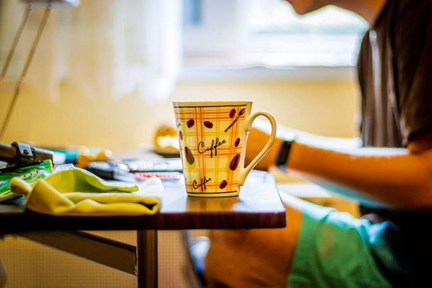 Taza de café en la mesa durante el desayuno
 - Foto, imagen