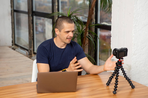 Чоловік знімає відео для свого відео блогу або каналу
 - Фото, зображення