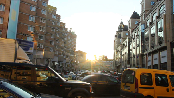 Carros da cidade se movem em congestionamento de trânsito time-lapse
 - Filmagem, Vídeo