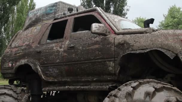 Huge big foot vehicle in dirt mud - Materiaali, video