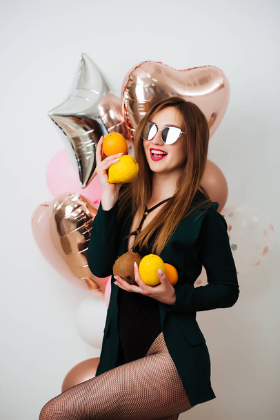 sexy žena drží ovoce, izolované pozadí - Fotografie, Obrázek