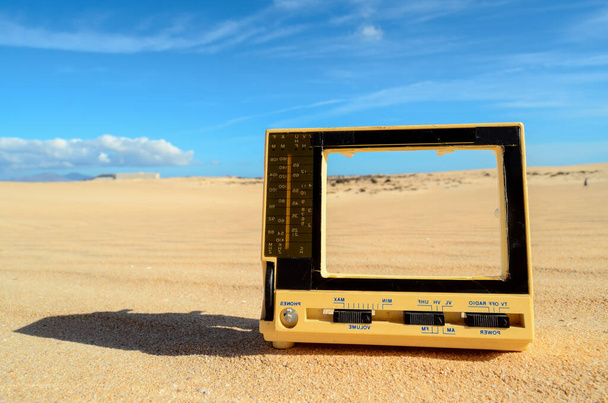 Foto conceptual de un objeto de televisión en el desierto seco - Foto, Imagen
