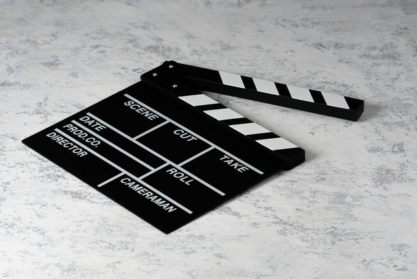 Clapper board with popcorn. Movie concept. Clapperboard on a textural background. Close-up. - Fotoğraf, Görsel
