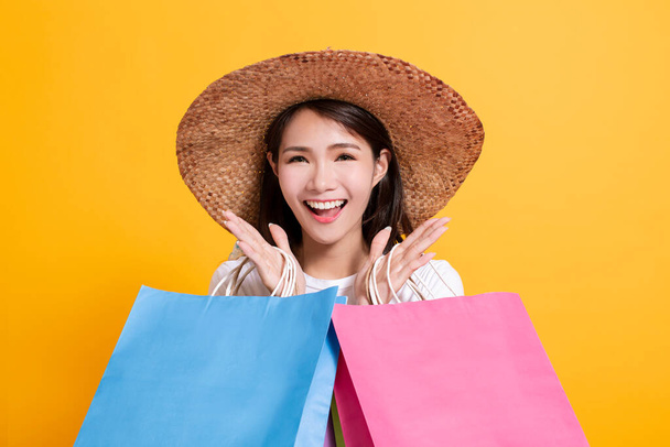 młoda kobieta w letniej czapce i trzyma torby na zakupy - Zdjęcie, obraz