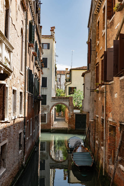 Канали Венеції протягом дня у високій роздільній здатності, вертикальній орієнтації.. - Фото, зображення