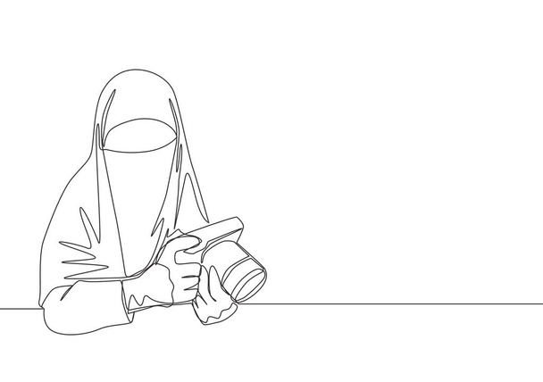 Один непрерывный рисунок линии молодых счастливых арабских мусульман в парандже с камерой dslr. Традиционная исламская женщина niqab платье концепция одной линии рисования векторной иллюстрации
 - Вектор,изображение