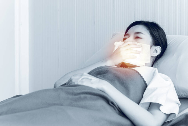 Le donne asiatiche hanno stress. A causa di coronavirus o covid 19 infezione e recupero In un letto paziente in una stanza del paziente speciale. - Foto, immagini