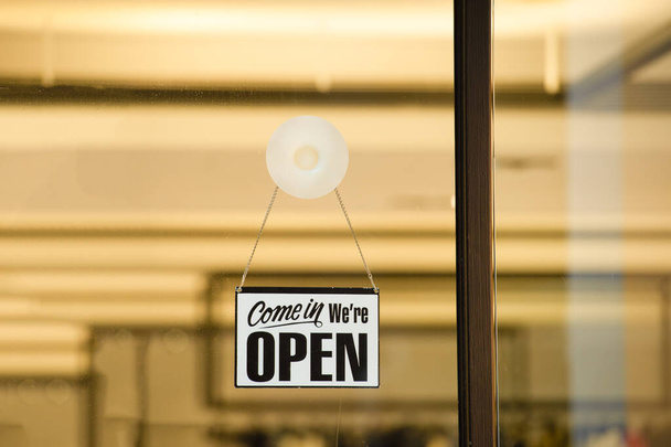Ano, jsme otevřená cedule, retro restaurace znamení, Otevřená cedule v pouliční kavárně - Fotografie, Obrázek