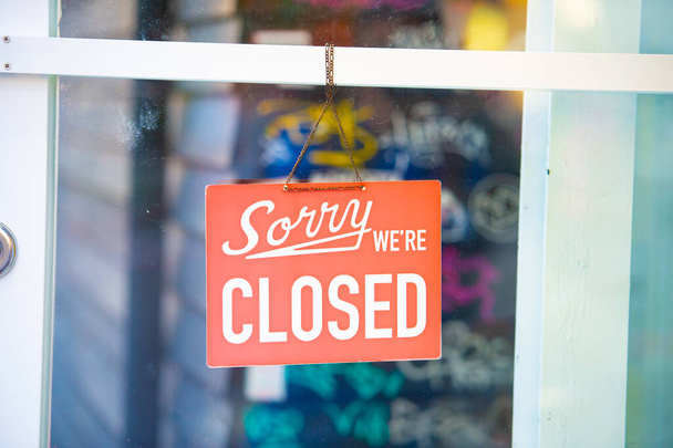 sorry we are closed sign hanging outside a restaurant, store, office or other - Foto, Imagem