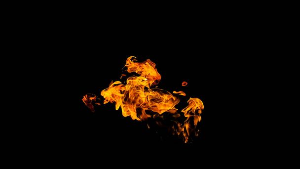 Tűz lángok fekete háttér elszigetelt. Égő gáz- vagy benzinégés tűzzel és lángokkal. Lángoló égő szikrák közelről, tűz minták. A tűz pokoli fénye a sötétben fénymásolási hellyel - Fotó, kép