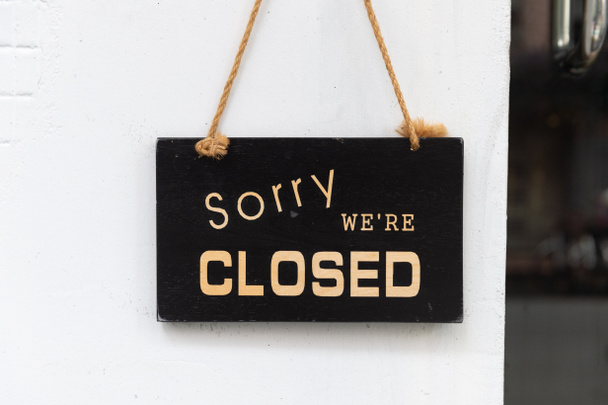 sorry we are closed sign hanging outside a restaurant, store, office or other - Foto, imagen