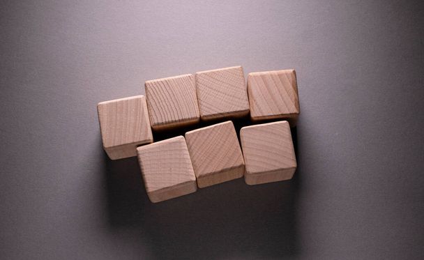 Forme geometriche in legno Cubo su sfondo di carta, Questo può essere utilizzato per le tue parole passate - Foto, immagini