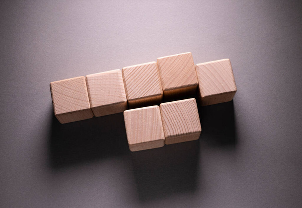 Cubo de formas geométricas de madera sobre un fondo de papel, Esto puede utilizar para más allá de sus palabras - Foto, Imagen