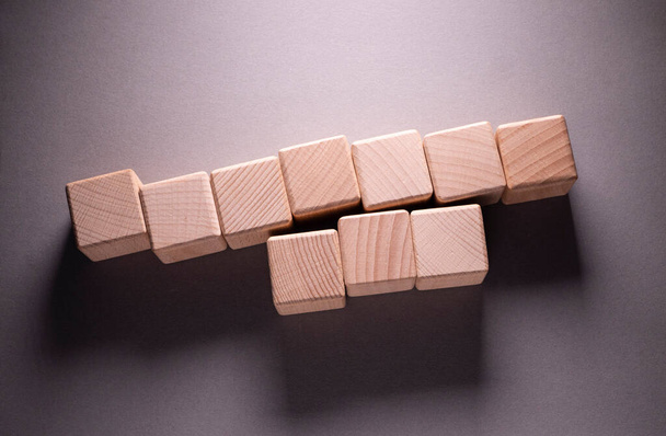 Formes géométriques en bois Cube sur un fond de papier, Cela peut utiliser pour passé vos mots - Photo, image