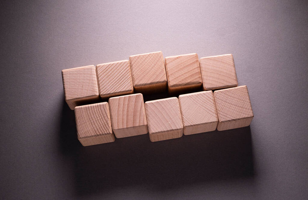 Forme geometriche in legno Cubo su sfondo di carta, Questo può essere utilizzato per le tue parole passate - Foto, immagini