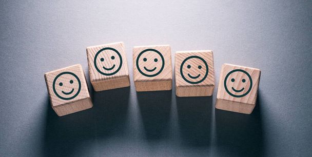Usmívající se tvář Slovo napsané na dřevěných kostkách - Fotografie, Obrázek