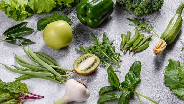 Serie plana laica de verduras de tonos verdes surtidos, productos crudos orgánicos frescos
 - Foto, imagen