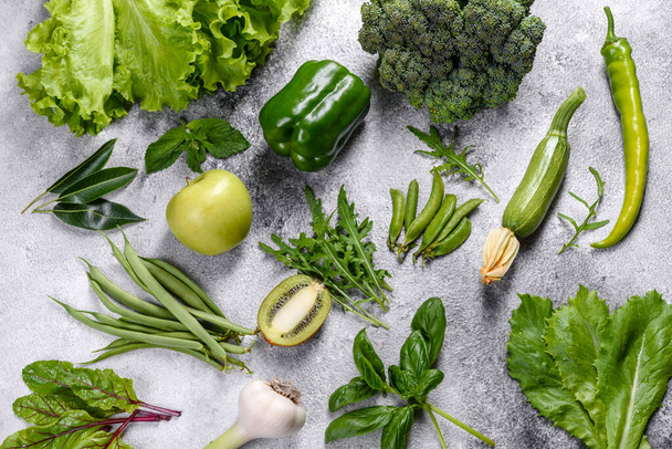 Płaskie układanie serii zielonych warzyw, świeże produkty organiczne surowe - Zdjęcie, obraz