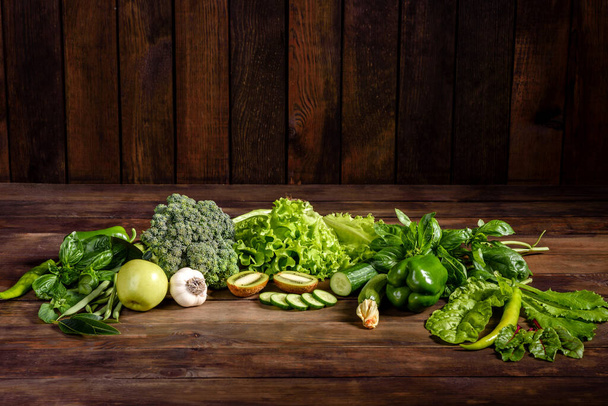 Serie plana laica de verduras de tonos verdes surtidos, productos crudos orgánicos frescos
 - Foto, imagen