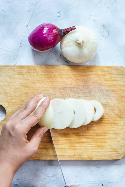 Cortar cebollas orgánicas. Preparación de ensalada
 - Foto, imagen
