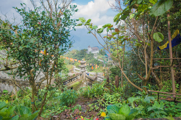 vista de la escalera en Sunworld Ba Na Hills Park rodeado de exuberante vegetación - Foto, imagen