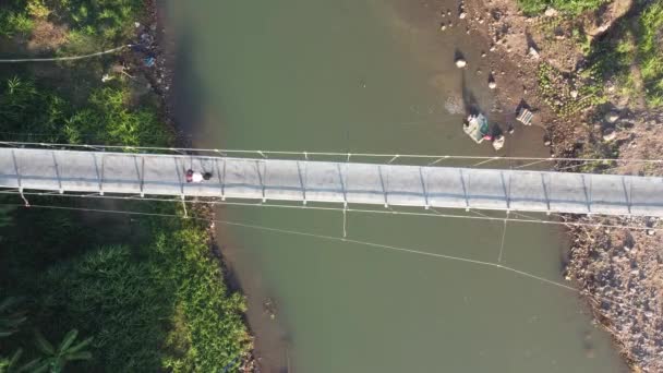 letecký pohled na visutý most Pengkol v Imogiri Bantul, most přes řeku Oyo - Záběry, video