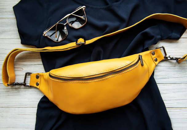 Modische stylische Gürteltasche aus Leder in gelber Farbe - Foto, Bild