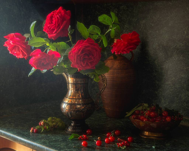Still life with bouquet of splendid red roses - Photo, Image