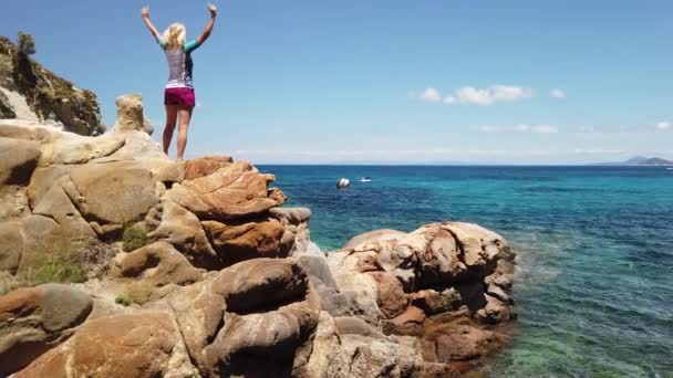 Tyttö Elba saarella Sant Andrea ranta - Materiaali, video