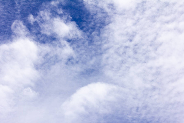 Céu de cor azul claro com fundo de nuvem branca - Foto, Imagem